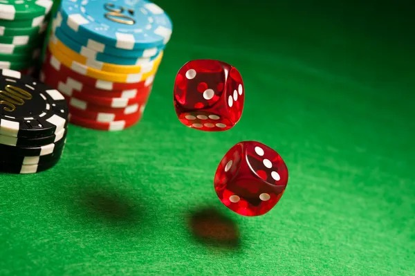 Live Sic Bo table with three dice and betting interface on senja128